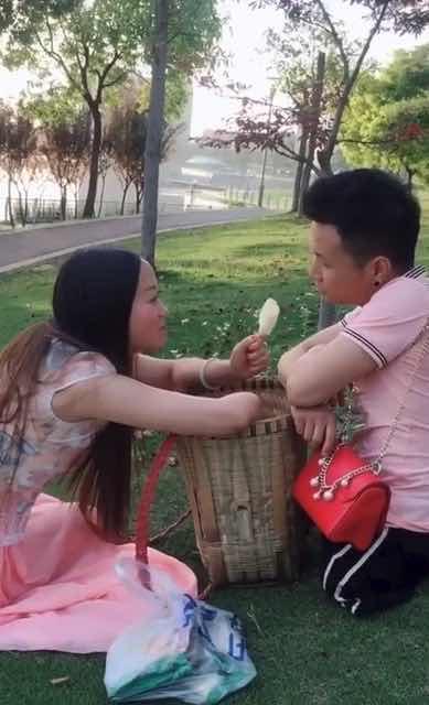 成都“连体情侣”，真情不抵现实，男子寻得新