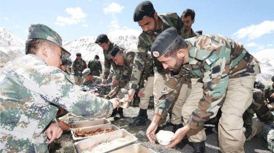 中巴友谊有多深？巴基斯坦兄弟越过国界线，喊