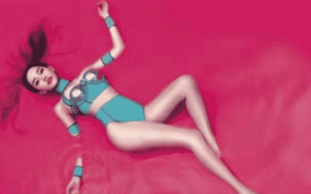 读大二就被大导演发掘，被观众们称作\"出道