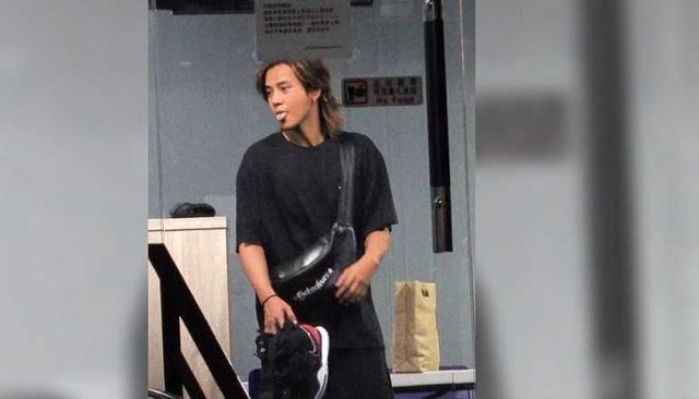 风波|罗志祥分手风波后首露面 长发及肩面容瘦削憔悴遇偷拍吐舌搞怪