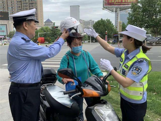 6月1日起，电动车正式实施“一盔一带”，外卖小哥：非得中暑才行