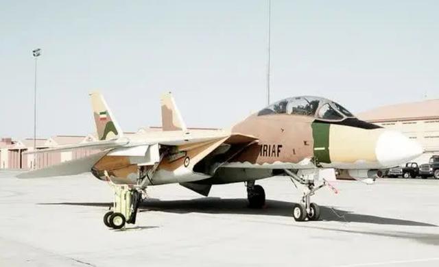 伊朗备战阿曼湾，2000枚导弹就位，舰队24小时待