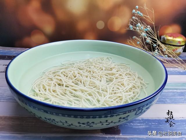 家常肉丝凉面，入伏凉面首选，记忆中的儿时味道，满满的烟火气