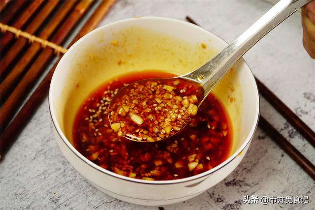 蒜泥白肉简单家常做法，好吃全因这碗料汁，学会味道不比饭店差