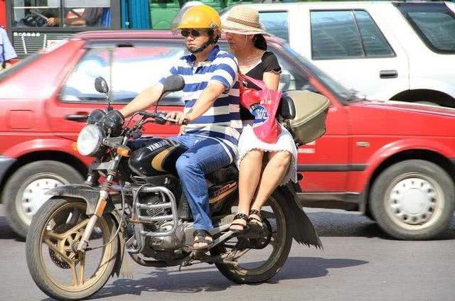 为啥女生乘摩托车时要侧着坐？直男表示不理解
