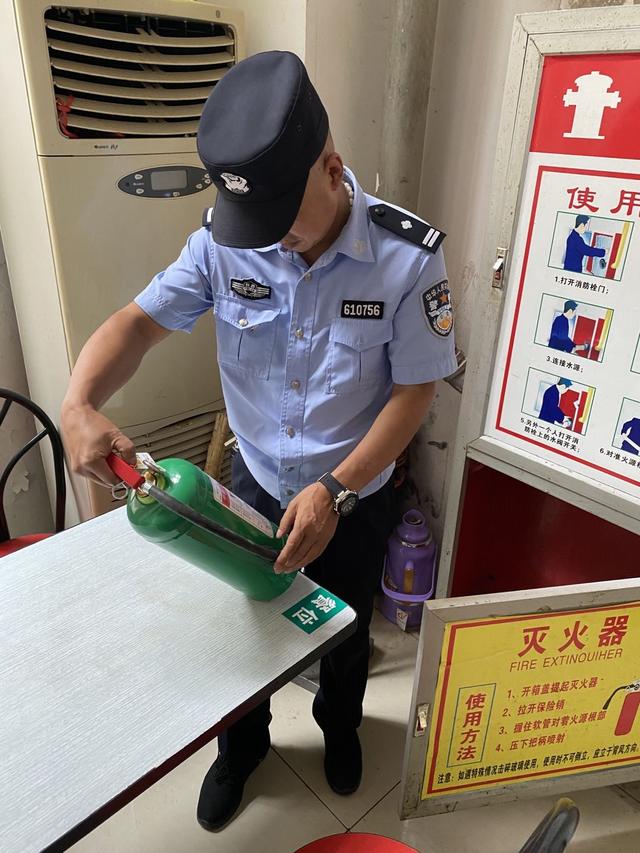 略阳公安接官亭派出所深入校园及周边开展安全检查为高考学子保驾护航