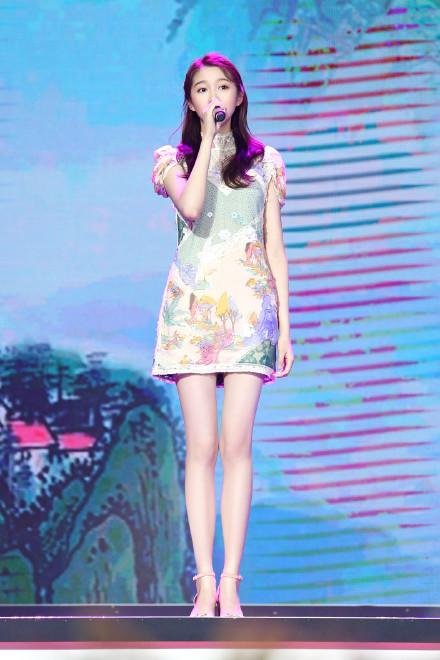 关晓彤现身薇娅直播间，放飞自我变吃货主播，终于没人管我了