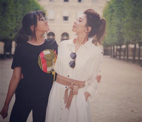 贾静雯晒与女儿亲密自拍，咘咘扎丸子头好呆萌！波妞变“豁牙妹”