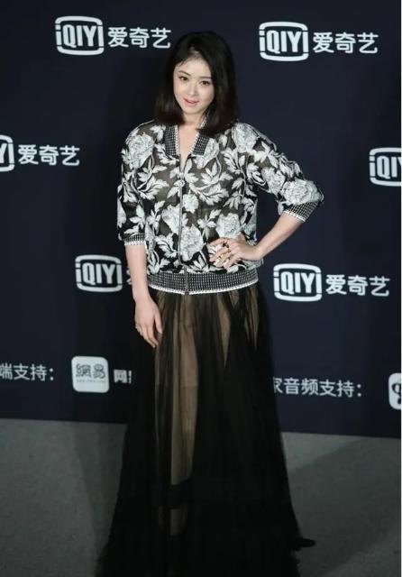 蒋欣又翻车了，这么壮硕还穿紧身连衣裙，丰满身材至少显胖10斤