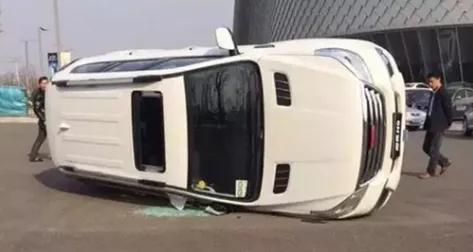 时速轻轻松松上240！保时捷销售带着顾客亲身体