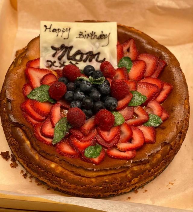 梁洛施32岁生日变美了，仨儿子做蛋糕为她庆祝，豪宅曝光摆满英