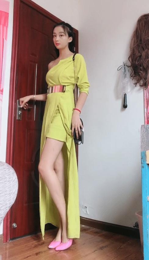 墻上還掛著假發(fā)，美女你很會(huì)做頭發(fā)嗎