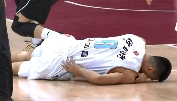 违体|郭艾伦违体犯规 新疆悍将重摔在地疑似伤到腰部被担架抬出场