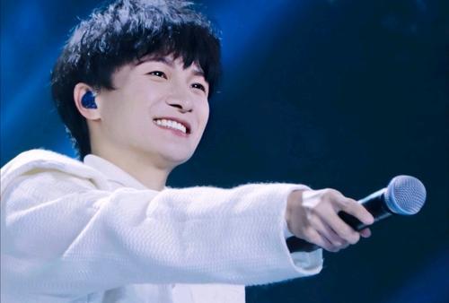 眼红嫉妒！周深开口唱歌，却不是为我们唱