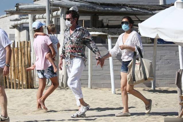 巩俐久违现身，白衬衫配牛仔短裤很减龄，身材却暴露55岁真实颜值