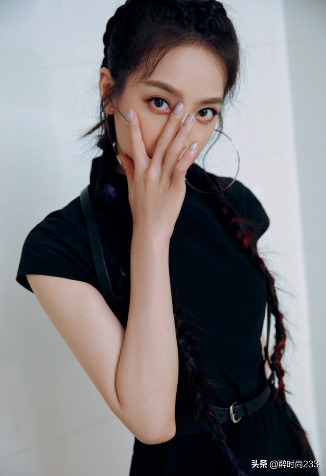 33岁宋茜好时髦，一身暗黑机能风旗袍酷飒帅气，