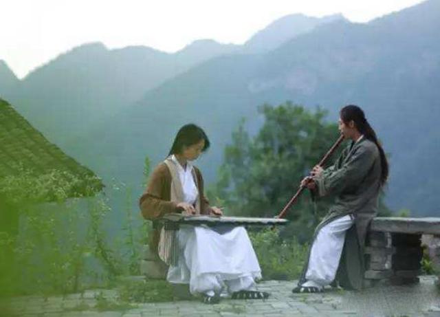 男子隐居海拔千米深山8年，与女弟子结婚生娃，