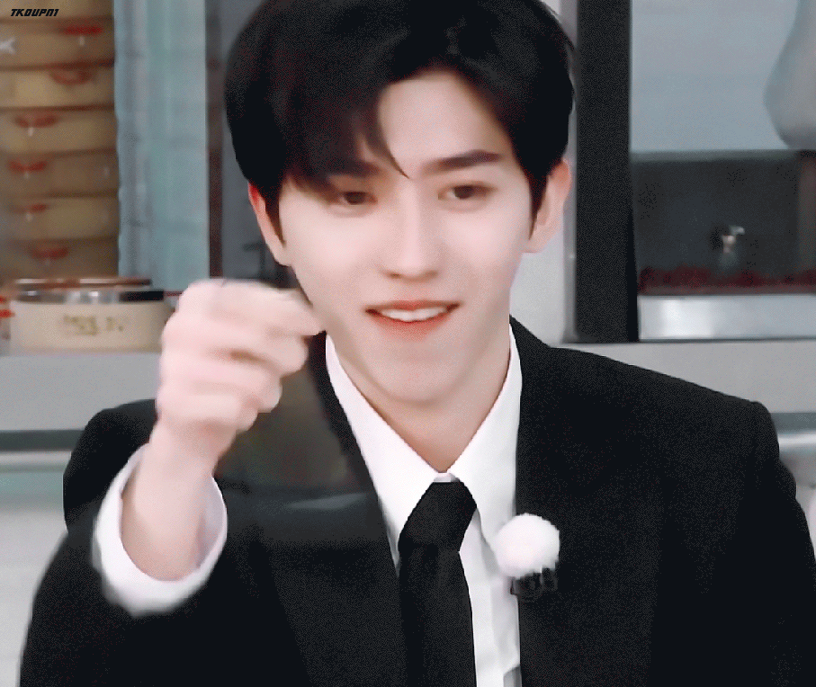 蔡徐坤被沙溢糊弄嗦喽嗦喽链条，这姿势太撩人