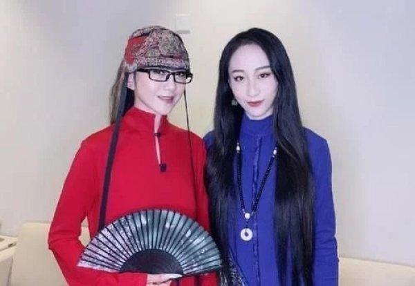 61岁杨丽萍爱徒晒近况，与同性恋人婚后度蜜月，