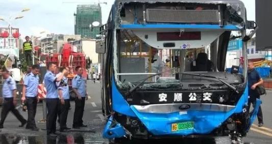 安顺坠湖公交后续：事发当天司机老宅遭拆除，邻居见其闯入受阻