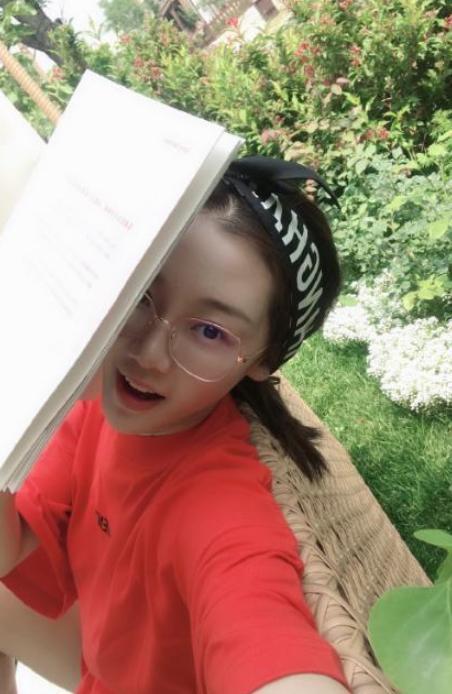 32岁苗苗坐拥别墅，红砖实木外观设计，犹如世外