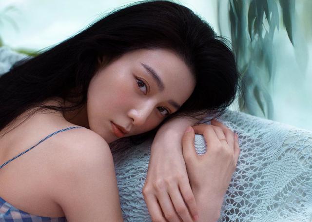 范冰冰更博“努力坚强的活着”，被指责无下限