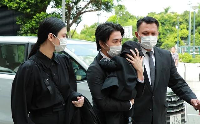 赌王灵堂外一红衣女子现身，自称是赌王亲女儿，出生就被抱到山里