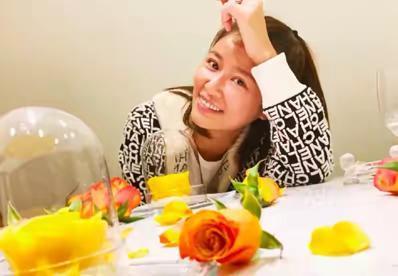 44岁赵薇素颜见好友太真实！笑容美回小燕子，比