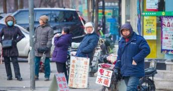 农村第一批80后，如今让人心疼，人到中年快"垮"掉了