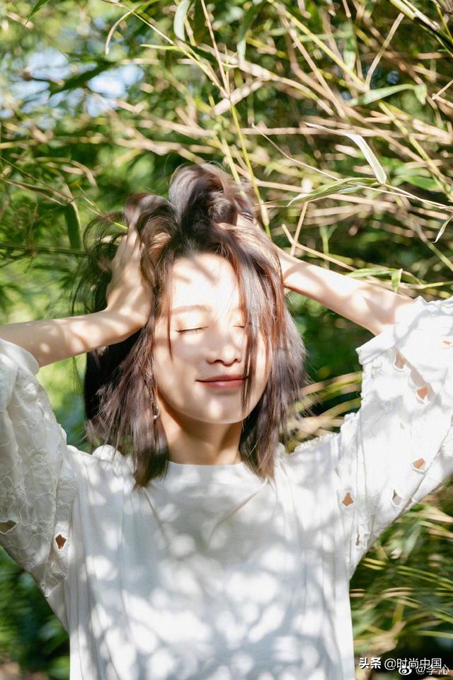 学拍毕业照｜跟李沁、张雨绮、赵露思摆“pose”，用新姿势解锁青春纪念册
