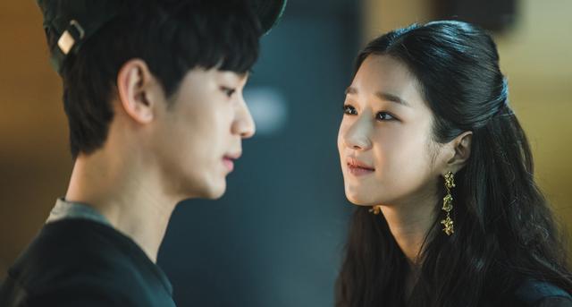 金秀贤与徐睿知“蝴蝶拥抱”走红，情侣争相模