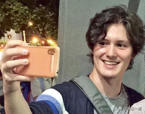 周华健30岁儿子罕见露面，笑起来神似父亲，混血都这么好看？