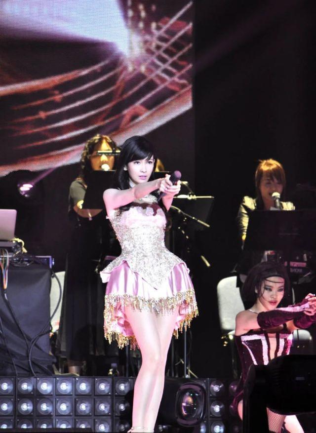 真不老美魔女！50岁看着像20，怪不得能嫁小12岁老公！