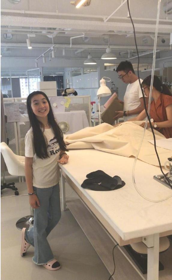 夏克立女儿已长大！夏天穿T恤配牛仔裤清纯极了