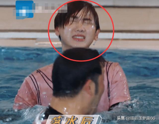 明星偶像包袱多重?落水反应:Baby捏鼻子，蔡徐坤撩发，汪苏泷挡脸