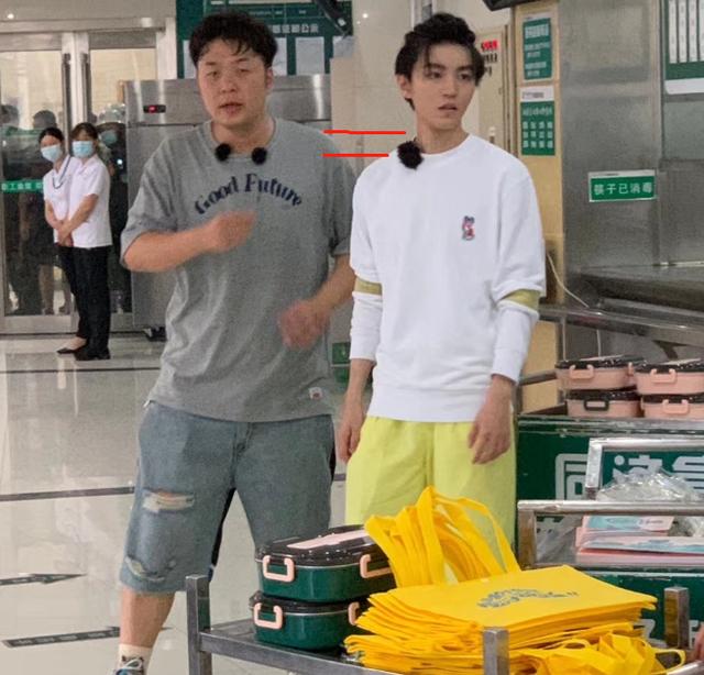 王俊凯杜海涛合体录《中餐厅4》，对比二人身高