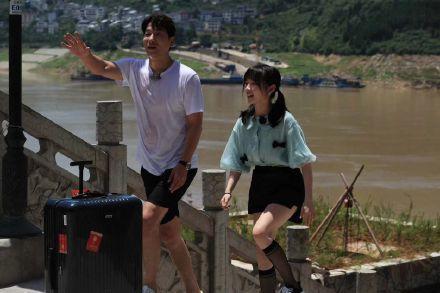 赵丽颖录中餐厅和快本女主持提箱子，赵丽颖用力提拽，比新人卖力