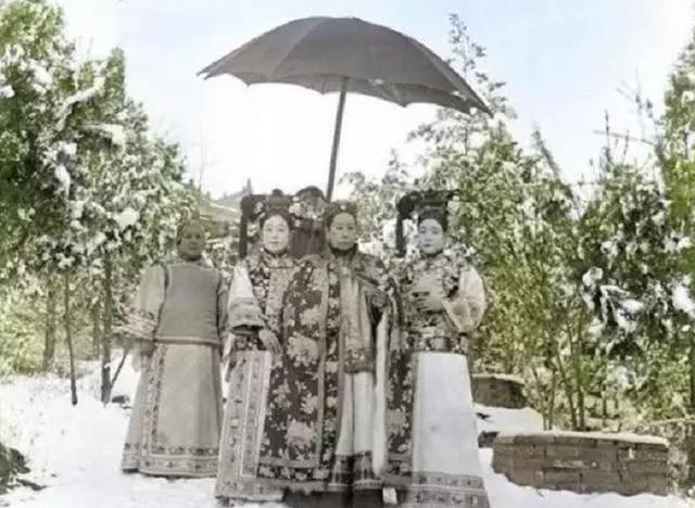 100年前，慈禧去世前彩色照片，公园里看雪，不惧严寒却冻坏宫女