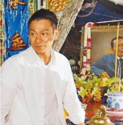 周钦南：自称白龙王“转世”，据说半个娱乐圈都是他徒弟