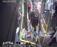 “砰”地一聲，菏澤一男子暈倒在車廂，面部黑紫