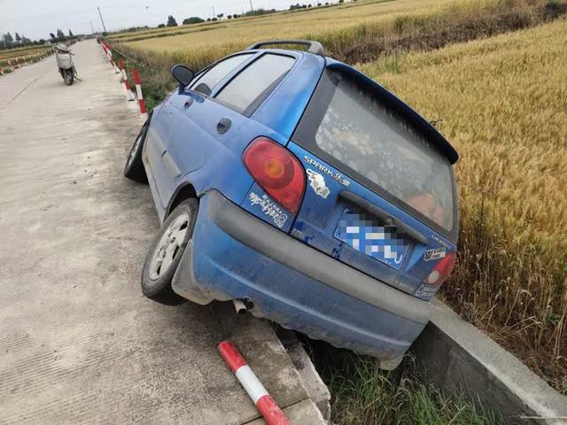 镇江一车辆方向失控 歪斜冲进麦田