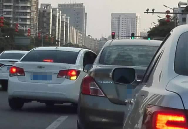 “三秒转向灯”规则，多地已经开始实施，不少车主因此被罚