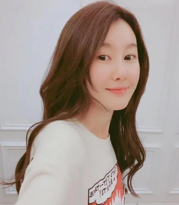 王宝强女友素颜现身，开男友豪车上班，全身穿