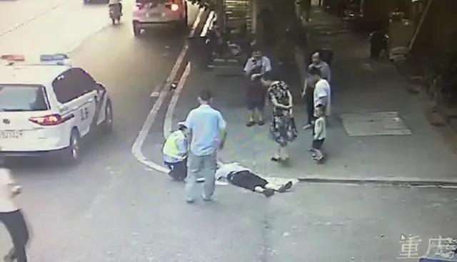 重庆|渝中警讯丨老人醉酒躺路边，蜀黍暖心守护