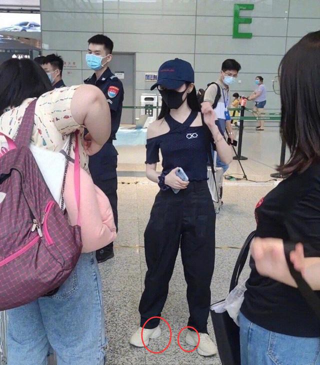 鞠婧祎“露肩照”力证没垫肩？现场生图曝光，差别有点大