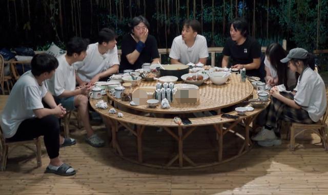 欧阳娜娜杯子里进小飞虫，看清张子枫反应，才知她有多么善良