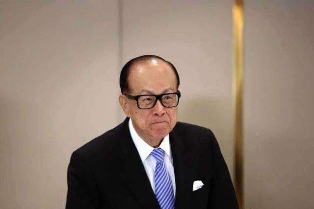 李嘉诚一生三件事“错事”，2件事对不起中国，