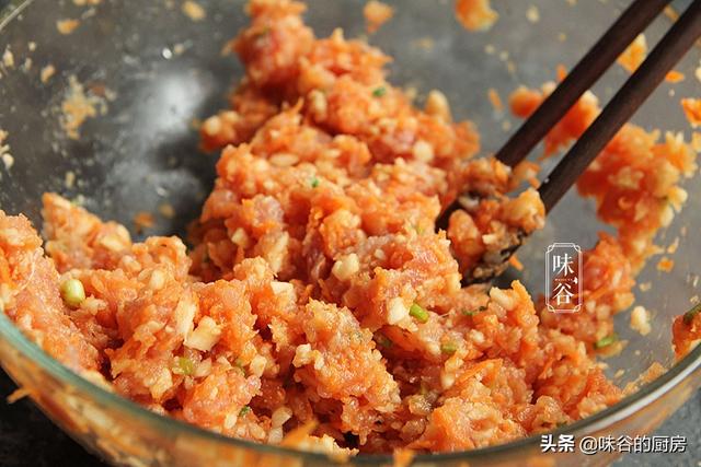 黄金蛋饺在家做，多加一样东西，煎出来的饺子不破皮，又香又嫩