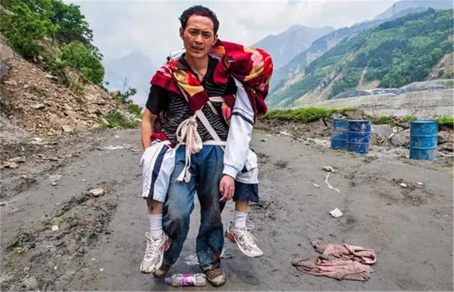 那个汶川地震背着儿子遗体，走25公里带儿回家的