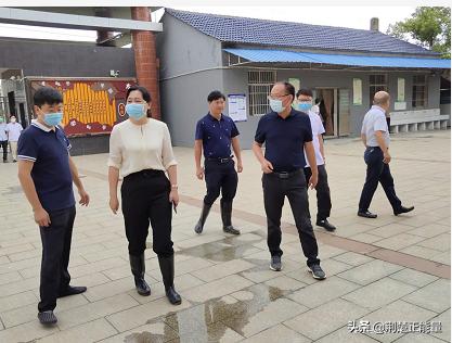 湖北武穴：李新桥、陈风等到余祥小学看望安置点群众